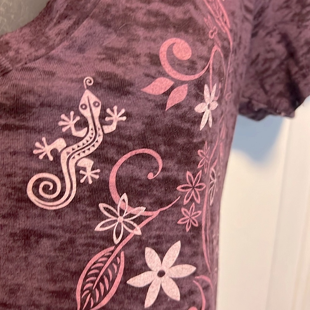 NEXT LEVEL 🦎 TROPICAL PURPLE/PINK DISTRESSED GECKO LIZARD T-SHIRT Women’s XL - Picture 4 of 7